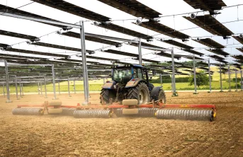 L’agrivoltaïsme génère en moyenne un revenu de 2000 à 4000 € /ha, à partager avec le propriétaire foncier.