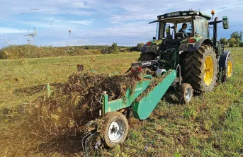 Importé en France par Agrosoil, l’outil Kvick-Finn comporte un rotor animé pour limiter la terre adhérente aux racines.