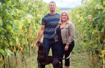 Delphine Angwin, agricultrice et viticultrice au domaine Prévost (27) et son mari : « Quand les céréaliers partent en vacances, on va travailler dans les vignes ! »