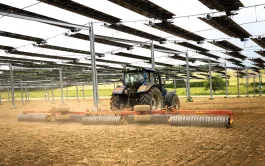 L’agrivoltaïsme génère en moyenne un revenu de 2000 à 4000 € /ha, à partager avec le propriétaire foncier.