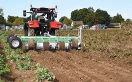 Le Double rotor 4 x 90 d’Agronomic Comme son nom l’indique, il est doté d’un double rotor à 3 rangées de fléaux : l’un pour les fonds de buttes, l’autre pour les dessus de buttes.